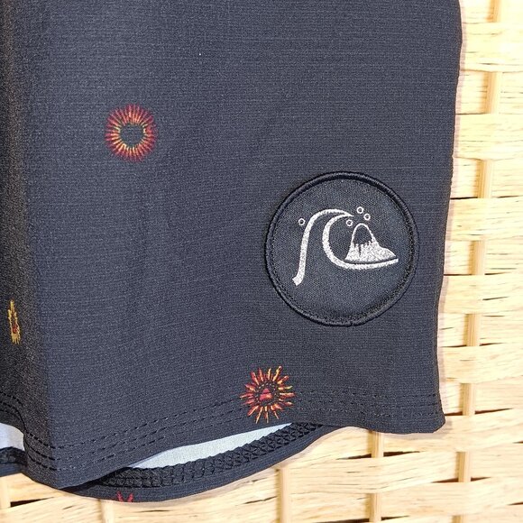 NWT Quiksilver Men's Bathing Suit Board Shorts 19" Velcro Tie L XL Mid Length - Picture 3 of 10